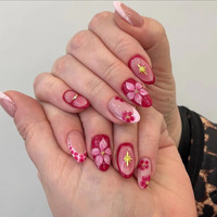 Ongles courts en acrylique rouge et rose nude, forme amande, à presser, avec motif floral 3D et perles étoiles dorées, style français, modèle BOX DESIGN