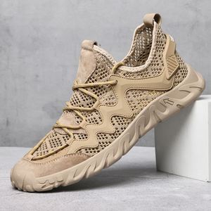 รองเท้าลำลองผู้ชายสำหรับฤดูร้อน น้ำหนักเบา ระบายอากาศได้ดี ทำจากหนังกลับและผ้าตาข่าย ดีไซน์แบบเจาะรู พื้นรองเท้าด้านในทำจากผ้า พื้นรองเท้าด้านนอกทำจาก EVA และ PVC - Product Image 1