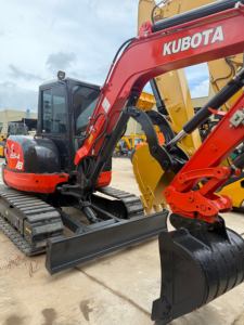 Mini-excavatrice Kubota U55-4 d'occasion à faible nombre d'heures de fonctionnement, pelle japonaise de 5,5 tonnes pour travaux de terrassement agricole - Product Image 1
