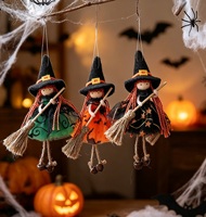 Pendentif sorcière en maille avec balai, idéal pour Halloween et les décorations de fête - Vente en gros