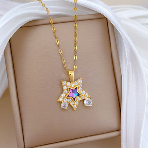 Collana con Ciondolo Luna Colorata in Acciaio Inossidabile, Design Lussuoso ed Elegante, Catena in Resina Sportiva Elettroplaccata con Dettagli in Bambù, per Uso Quotidiano - Product Image 4