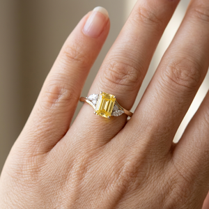 Bague classique pour femme en or jaune 14 carats avec saphir jaune naturel et diamants naturels, bijou raffiné pour les soirées - Product Image 1