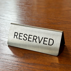 Panneau de table personnalisé en acier inoxydable et laiton usiné CNC - Texte et logo personnalisés approuvés ISO9001 pour l'image de marque des hôtels et cafés - Product Image 2