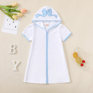 Telo da bagno in cotone per bambini con fiocco ricamato con cappuccio estivo - Product Image 4