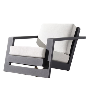 Divano Minimalista in Alluminio con Gambe in Metallo Nero per Arredamento Esterno, Design Semplice e Accattivante - Product Image 1