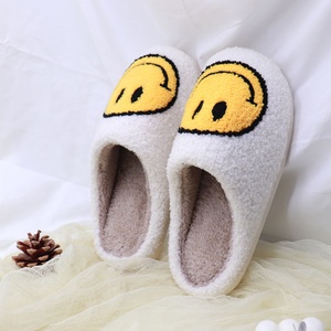 Pantoufles d'hiver confortables et heureuses pour femmes en fourrure souriante pantoufles en peluche pour un usage domestique - Product Image 3