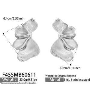 Pendientes florales delicados antideslustre de acero inoxidable con baño de oro de 18K para mujer - Product Image 5