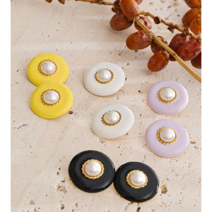Boucles d'oreilles JINYOU 7183 en acier inoxydable plaqué or PVD imperméable, hypoallergéniques, avec perles en émail - Product Image 2