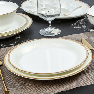 Ensemble d'assiettes à dîner en <span class=keywords><strong>porcelaine</strong></span> fine motif floral élégant ensemble de vaisselle blanche en <span class=keywords><strong>porcelaine</strong></span> de haute qualité à bords dorés pour le <span class=keywords><strong>service</strong></span> de dîner - Product Image 3