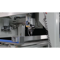 Centre d'usinage CNC 4 axes OUWO avec rotation de l'axe 180 degrés pour l'usinage de profilés en aluminium sur trois faces en une seule opération de serrage