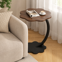 Table d'appoint moderne en forme de fleur avec structure métallique incurvée pour salon, canapé, chambre à coucher
