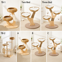 Arbre à chat moderne en rotin avec structure en bois courbée, deux paniers-lits, coussins amovibles et griffoir en sisal, conception personnalisée OEM ODM