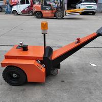 Tracteur de remorquage électrique compact, capacité de traction nominale de 3500 kg, chargeur 24 V 15 A, conçu pour la manutention de matériaux en atelier