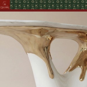 Mesa de Comedor de Diseño de Lujo GOLDKING con Cubierta de Mármol Blanco y Base Escultural de Cerámica Dorada, Personalizable OEM para Interiores de Alta Gama - Product Image 4