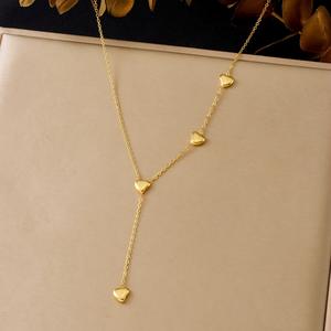 שרשרת שפתיים בצורת טיפה מצופה זהב פשוטה ואופנתית עם תליון בצורת לב שחור ואדום ושרשרת נירוסטה - Product Image 1