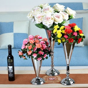 Support de fleurs en métal de luxe doré avec vases trompettes pour décoration de ronds de serviette - Product Image 4