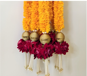 Décoration murale traditionnelle avec guirlandes de marigolds, roses rouges, orbes dorés et pompons pour mariage et décoration intérieure - Product Image 1
