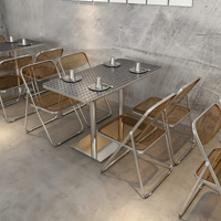 Ensemble de salle à manger de style industriel avec table carrée en acier inoxydable embossé + chaise pliante transparente ambrée