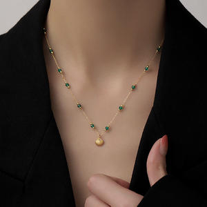 สร้อยคอผู้หญิงสไตล์วินเทจเรียบง่ายทันสมัย ทำจากสแตนเลสชุบทอง 18k พร้อมจี้เปลือกหอยและลูกปัดสีเขียว - Product Image 5