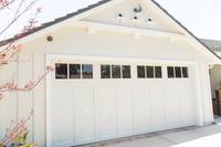 Portes de garage modernes en mousse d'acier isolées avec fenêtres supérieures R17 Économe en énergie et conceptions personnalisées pour les surfaces finies de villas