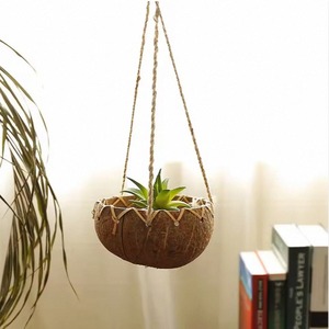 กระถางแขวนทำมือจากเปลือกมะพร้าวทรงกลม พร้อมเชือก  รักษาสิ่งแวดล้อม ใช้ในบ้านและสวน ผลิตจากกันการาตนา - Product Image 2