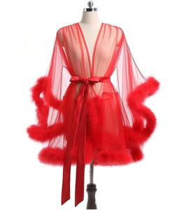 Robe de nuit sexy en satin rouge avec bordure en fourrure et plumes pour femme, idéale pour les nuits de noces, en tissu transparent et doux. - Product Image 3