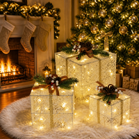 Coffret Cadeau de Noël Lumineux en Métal, Lot de 3, Forme Cube, avec Ruban Argenté et Maille Crème, Réutilisable/Durable, Décoration de Fêtes pour la Maison