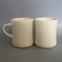 Mug en grès beige cintrée à la taille, style INS coréen rétro, en céramique, avec logo personnalisé imprimé, idéal pour les événements et les cadeaux.