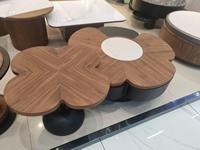 Table basse rustique en bois recyclé avec design nuage en béton et plateau en cuir de selle sur pieds en acier