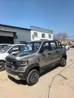 Pick-up électrique JD RVY Nouvelle Énergie avec une autonomie maximale de 300 km, charge rapide en 6 heures, batterie 50 kW 30 kWh, options blanc/or/bleu