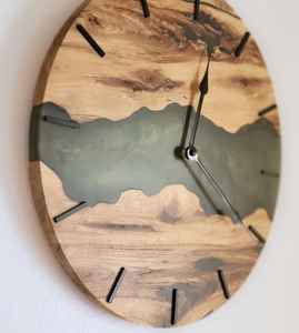 นาฬิกาแขวนผนังงานฝีมือเรซิ่น ตกแต่งด้วยไม้ สวยงาม ทันสมัย ทนทาน ใช้งานได้จริง และทำด้วยมือ เหมาะสำหรับห้องนั่งเล่นและห้องนอน - Product Image 2