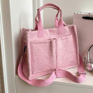 กระเป๋าช้อปปิ้งสีชมพูแบบขายส่ง มีหลายช่องใส่ของ  พร้อมสายสะพายไหล่  รับสกรีนโลโก้  ทนทาน เหมาะสำหรับใส่ของชำ - Product Image 2