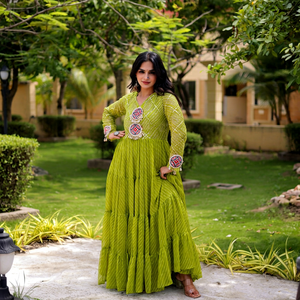 Vestido Premium de Georgette Sintética con Estampado Laheriya y Auténtico Patchwork Kutchi – Prenda Étnica Festiva con Vuelo de 12 Metros - Product Image 1
