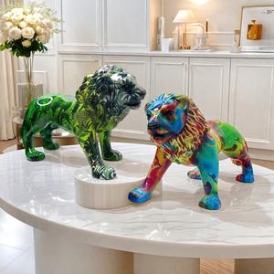 Nueva Figura Creativa de León Caminando en Resina Epoxi, Decoración de Alta Gama para Mesa de Té, Arte Folclórico, Regalo de Cumpleaños - Product Image 1