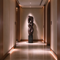 Ornement sculpté en bois pour hôtel et B&B, sculpture verticale abstraite haut de gamme pour unité modulaire et salon