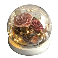 Assortiment de fleurs de roses conservées pour l'éternité en gros dans un dôme rond en verre