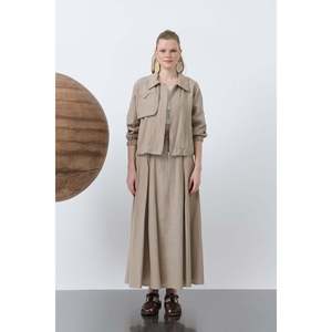 Ensemble jupe zippée élégante en viscose/polyester respirant et doux pour femme Puane, avec patte de boutonnage discrète et tissu fluide pour un confort tout au long de la journée - Product Image 3