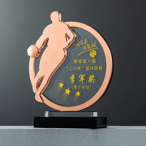 รางวัลบาสเก็ตบอลฟุตบอลดีไซน์ใหม่ถ้วยรางวัลกีฬาเรซินสำหรับการแกะสลักโลโก้แบบกำหนดเอง