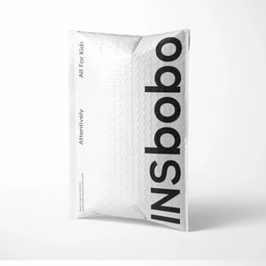 Sacs d'expédition à bulles écologiques verts fins extensibles avec fermeture éclair coulissante personnalisés en polyéthylène pour vêtements, emballage imprimé recyclé - Product Image 1