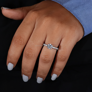 Anillo de Compromiso con Halo Oculto de Diamante Cultivado en Laboratorio en Oro Sólido de 18K, Regalo de Aniversario de Bodas, Engaste de Tres Lados con Pavé, Platino, IGI - Product Image 1