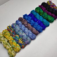 Fil de soie de sari 100% recyclé, teint, doux, rouge et blanc, brodé, filé à la main, 140nm 210nm, qualité supérieure, écologique, idéal pour le tricot