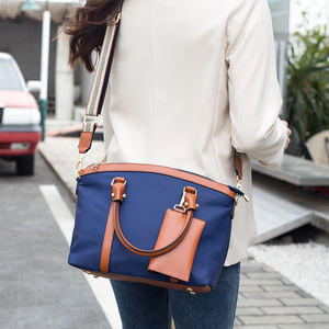 Sacs <span class=keywords><strong>à</strong></span> <span class=keywords><strong>main</strong></span> tendance en nylon personnalisés pour femmes, inspirés des créateurs, avec fermeture éclair, chaîne, pompon et décorations <span class=keywords><strong>à</strong></span> rivets - Product Image 3