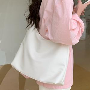 Sac fourre-tout en cuir souple rose avec boucle magnétique et poche zippée pour usage quotidien Printemps 2024 - Product Image 3