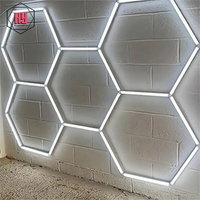 2024 nouveau fabricant de conception éclairage de garage de voiture conçu sur mesure pour la lumière LED hexagonale de l'atelier de voiture