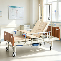 Lit médical manuel semi-courbé à levage assisté avec barrières latérales anti-chute, conception mobile et poteau porte-perfusion pour le soin des patients post-opératoires