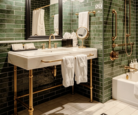 Console de salle de bain d'hôtel antique en laiton, avec cadre de meuble, pour grande table de maquillage et salle de toilette, avec lavabo en marbre Calacatta Viola cannelé