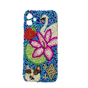 Étui de téléphone artisanal Sami en coton brodé et perlé, motif cygne, fleur, chat, coloré, rectangulaire, artistique, personnalisable - Product Image 1