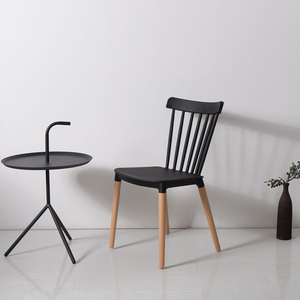 Sillas de comedor Winsor de plástico populares con patas de madera a bajo precio, venta al por mayor nórdica de fábrica - Product Image 1