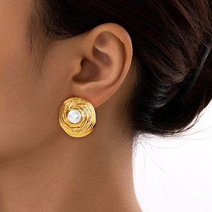 Pendientes de <span class=keywords><strong>Perlas</strong></span> Redondas Geométricas de Moda para Mujer, Pendientes de Acero Inoxidable Chapados en Oro, Joyería Vintage para Fiesta, Venta al por Mayor - Product Image 1
