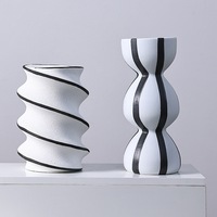 Vase en céramique rayé noir et blanc moderne RYLAVA, vase d'art géométrique abstrait pour la décoration de table à la maison